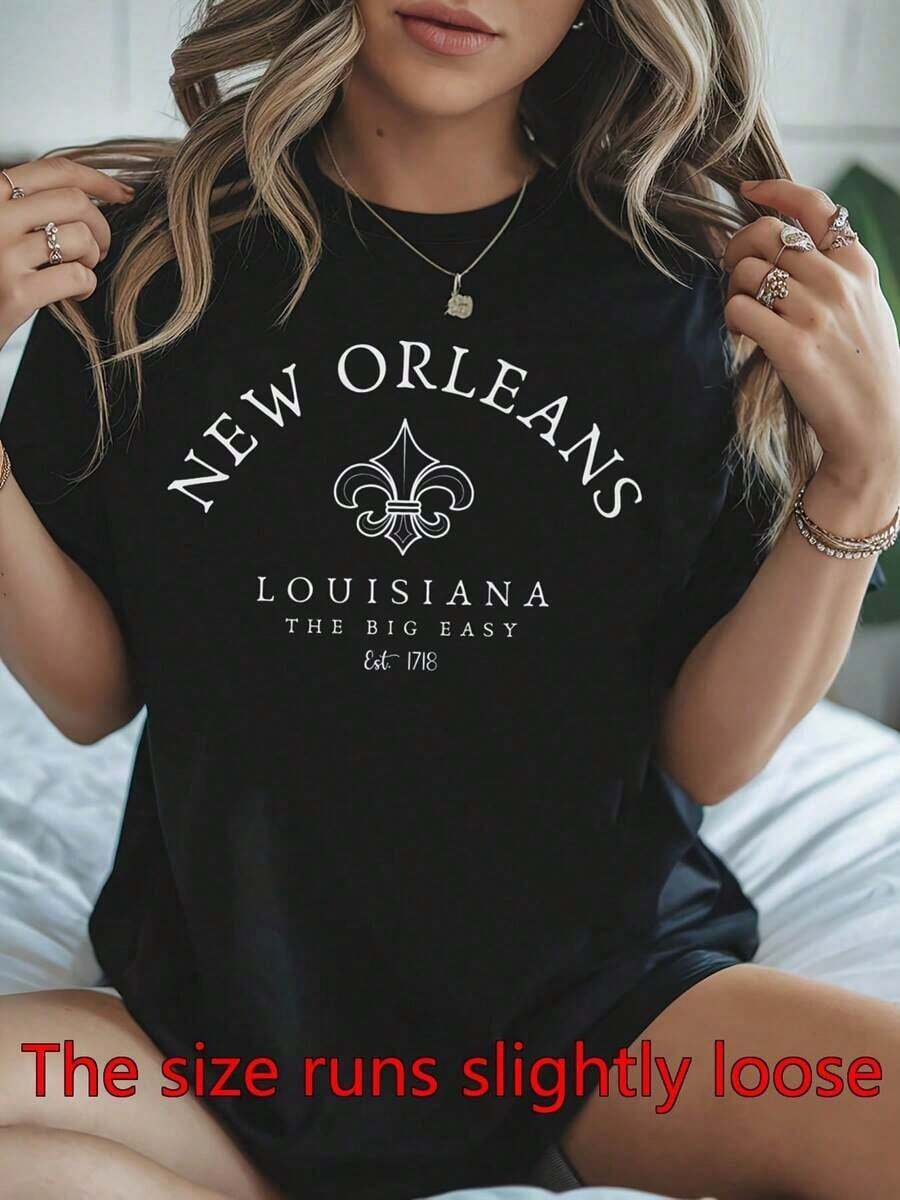 Camiseta de mujer con la imagen de Nueva Orleans, Luisiana, conocida como The Big Easy, establecida en 1718. Cuenta con un diseño de flor de lis blanca, perfecta para uso casual o como recuerdo de viaje. Esta camiseta lavable a máquina es adecuada tanto para el uso diario como para ocasiones informales. - Negro - Ver 1
