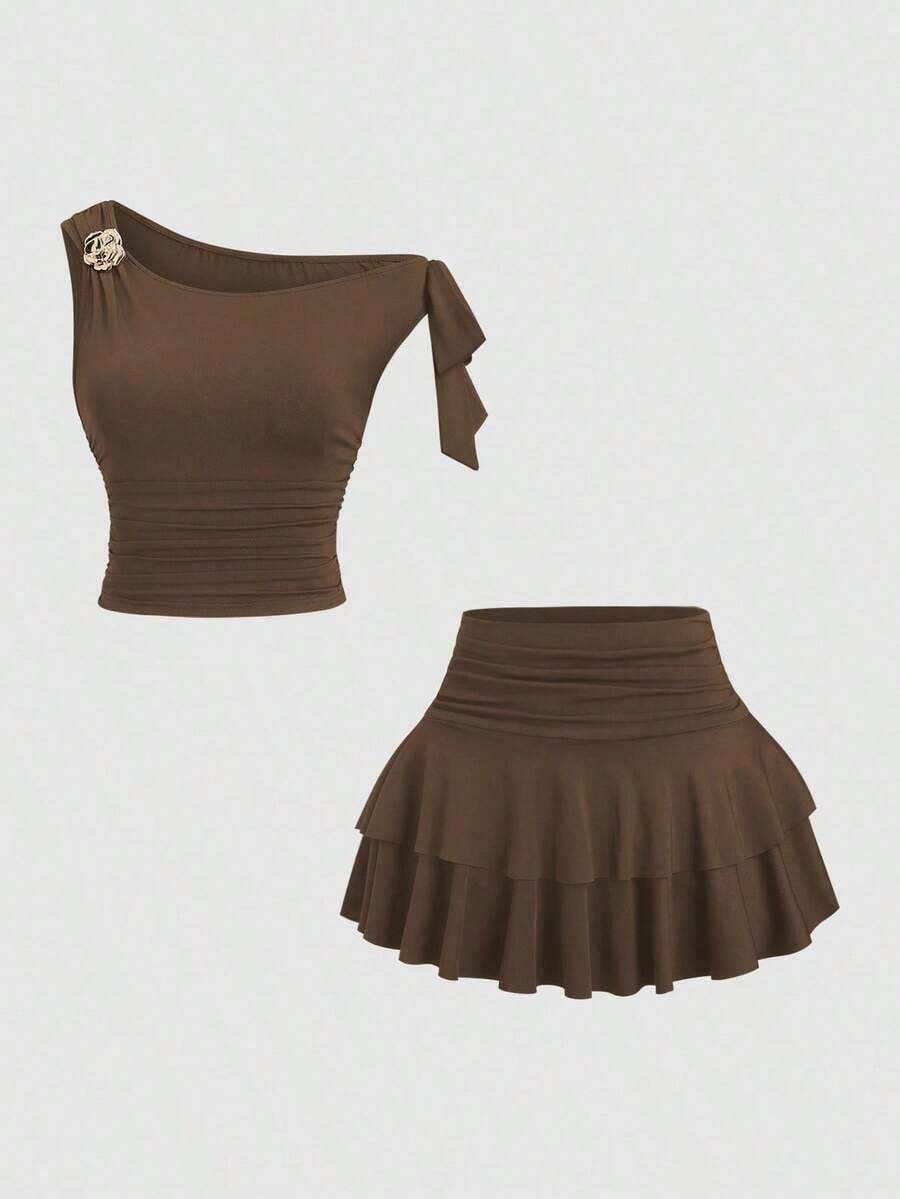 Conjunto de top de tirantes y minifalda plisada y con decoración de flores metálicas para mujer, ideal para el verano - Caqui - Ver 1