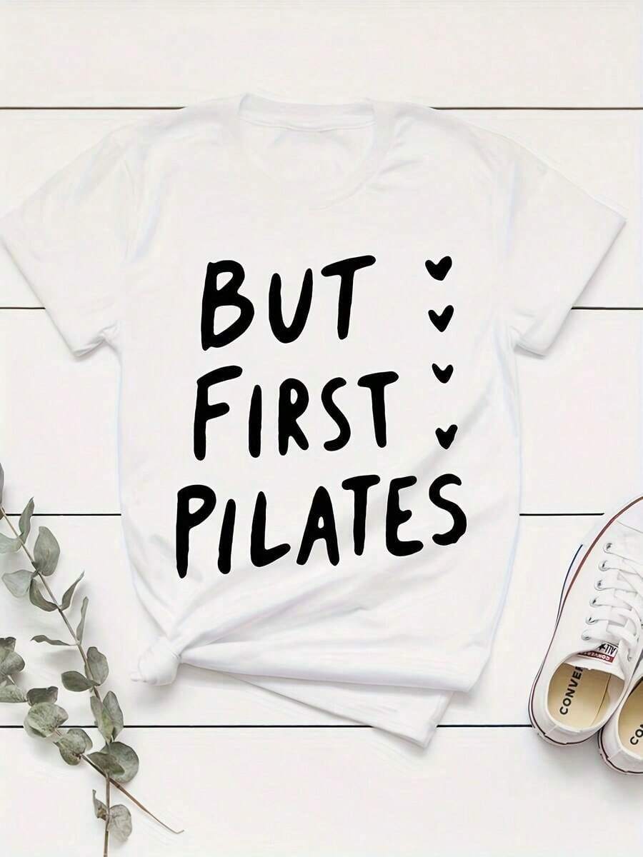 Camiseta Gráfica para Mujer "BUT FIRST PILATES" - Camiseta Casual Suave de 200g con Detalles de Corazón, Cuello Redondo, Lavable a Máquina, Ajuste Cómodo para Todas las Temporadas, Camisetas para Mujer, Ropa de Pilates, Top con Estampado Divertido, Tela de Calidad - Blanco - Ver 1