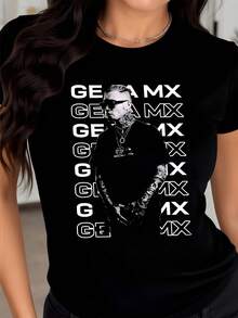 Figura artística de un hombre con actitud urbana rodeado de letras repetidas que crean un efecto visual moderno y rebelde ideal para expresar personalidad única camiseta de mujer casual ajustada cómoda y moderna - Negro - Ver 8