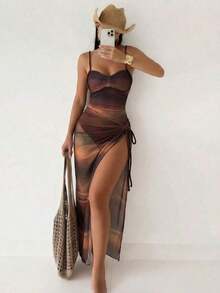 Conjunto de traje de baño premium para vacaciones en la playa, /verano/otoño, que incluye un bañador de una pieza sexy con estampado digital degradado y tirantes trenzados, combinado con una falda de malla degradada - Marrón - Ver 6
