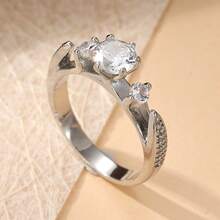 Bộ nhẫn đôi, kết hợp nhẫn chính và nhẫn phụ, mang vẻ đẹp tối giản thanh lịch, thể hiện phong cách kín đáo nhưng đa năng. - Bạc - Xem 2