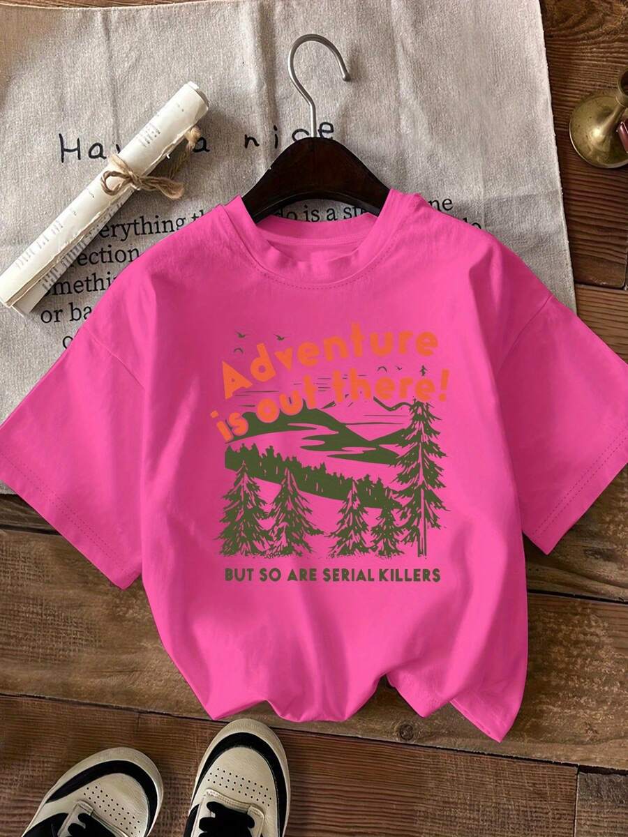 Camiseta Gráfica de Manga Corta para Mujer Talla Grande - "¡La Aventura Está Ahí Fuera!"Estampado de Pino y Letras, Camiseta Casual de Cuello Redondo de Corte Holgado, Lavable a Máquina, Ropa de Primavera Verano para Exteriores, Camisetas para Mujer, Camiseta con Estampado Escénico, Tela Cómoda - Rosa Fucsia - Ver 1