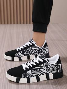 Men's Lace-Up Casual Canvas Sneakers With Colorblock & Graffiti Letter Print - Black and White - View 5
