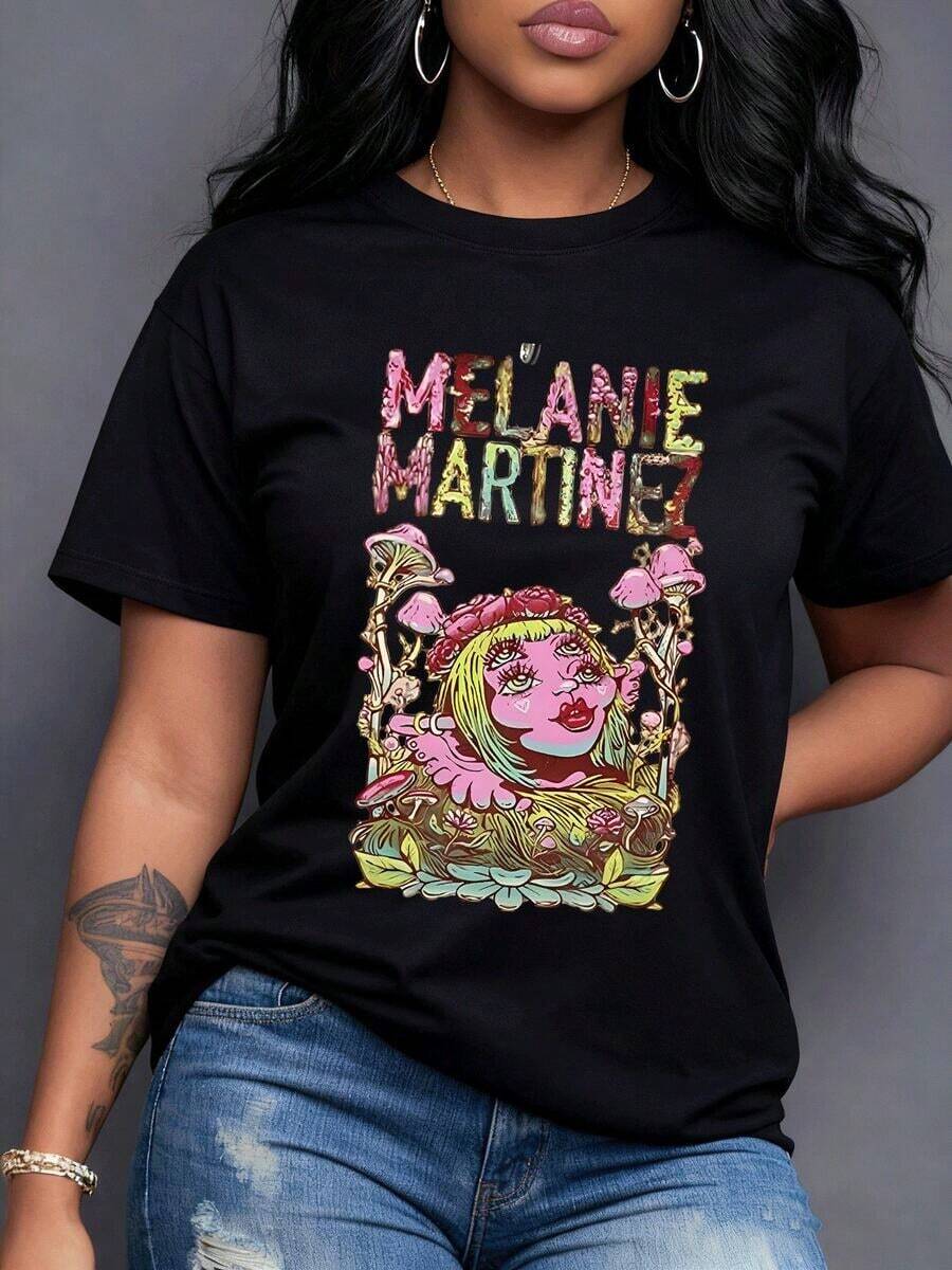 Vibrant Artistic Illustration By Featuring An Ethereal Figure With Rosy Skin, Multiple Eyes, Bright Blonde Hair, A Crown Of Roses Surrounded By Magic Mushrooms And Foliage, A Fantastical And Surreal World. Women's T-Shirt, 100% Cotton, Maija Curvy Women. - 黑色 - 查看 1