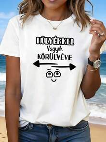 Elegante camiseta de uso diario de talla grande, decorada con expresiones de dibujos animados, estampada con la frase en húngaro "HüLYéKKEL Vagyok K?RüLVéVE," camiseta blanca de manga corta y cuello redondo - lavable a máquina, adecuada para primavera, verano y otoño, estilo casual, ajuste cómodo, diseño moderno, versátil para el uso diario, tela suave, estilo moderno, camiseta chic y a la moda. - Blanco - Ver 8