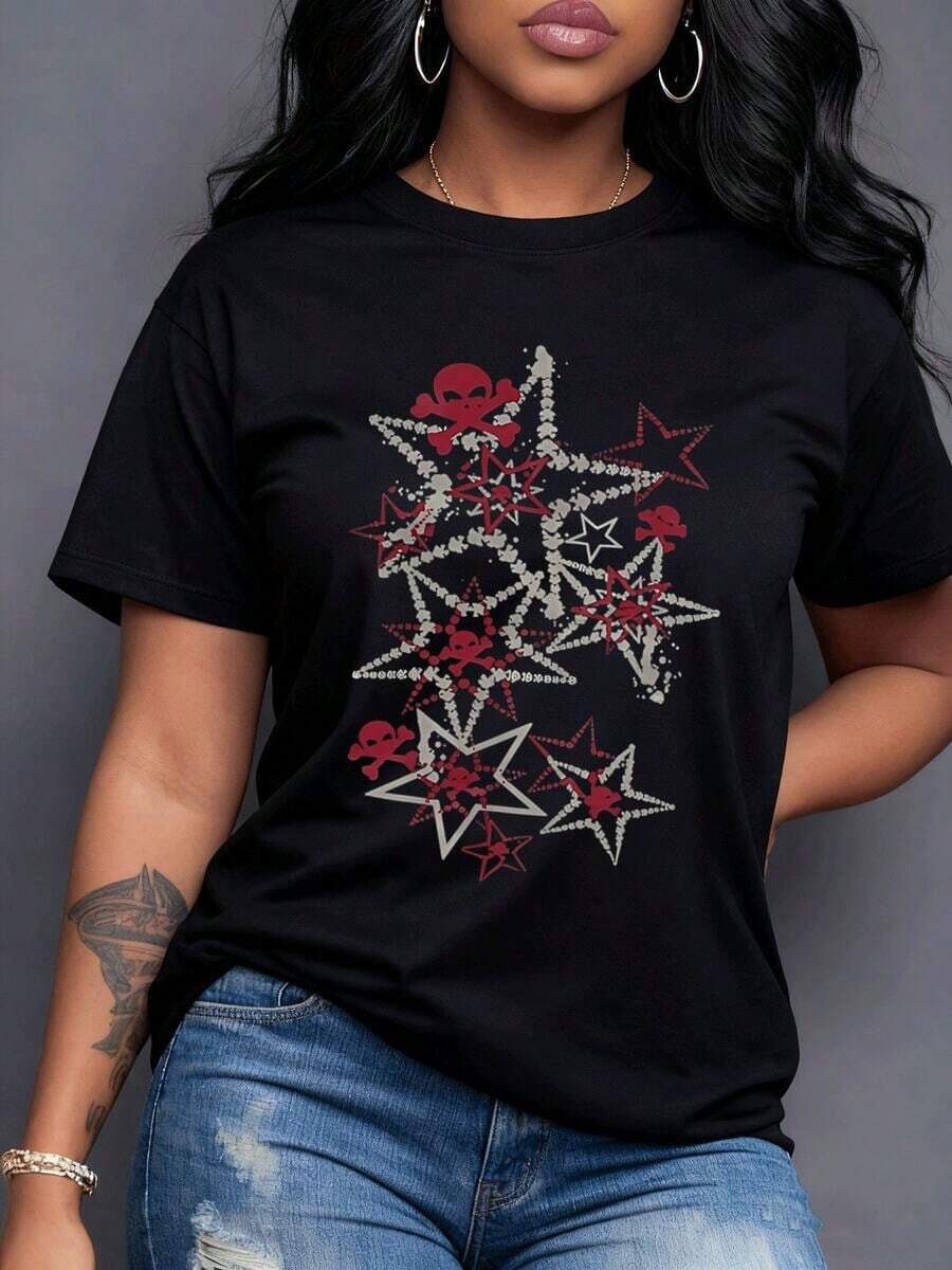 Red And Silver Stars Intertwined With Red Skulls And Crossbones. A Dynamic And Bold Visual Pattern, A Unique Fashion Statement With Rebellious Touches. Women's 100% Cotton T-Shirt, Comfortable, Casual, Youthful, Urban. - 黑色 - 查看 1