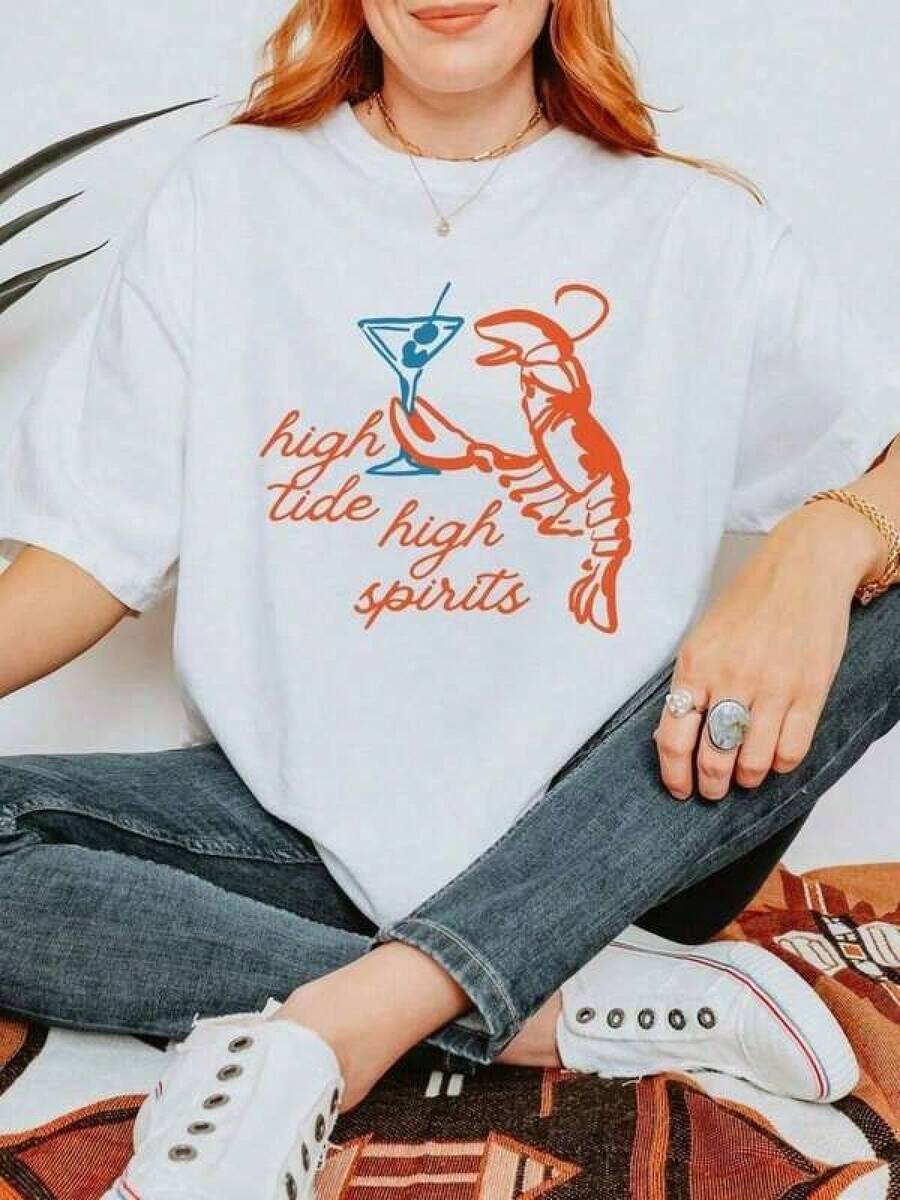 Camiseta Oversized con Diseño de Langosta y Martini, Divertida, Estética Costera, Estilo Pescador, Top Gráfico de Verano, Idea para Amantes de los Mariscos, Ropa para Vacaciones en Amalfi - Blanco - Ver 1