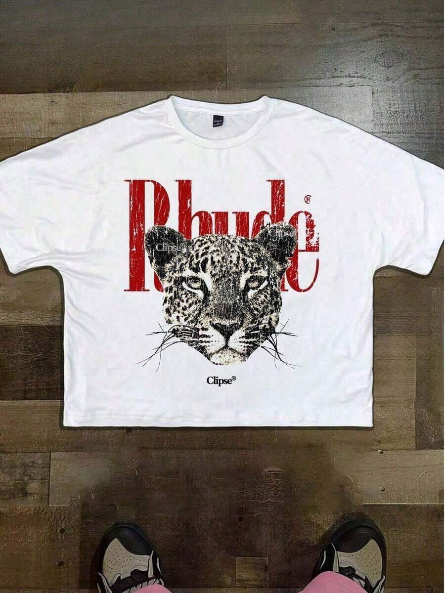 Y2KCHAOS Camiseta Gráfica Retro de Moda Urbana con Estampado de Leopardo Atrevido y Tipografía Estilo Rhude, Corte Holgado para Amantes de la Moda Urbana, Perfecta para Jóvenes y Personas que Buscan Ropa Atrevida y de Impacto, Estilo Vintage. Manfinity2026-Camiseta Unisex de Manga Corta y Cuello Redondo de Algodón Holgado Estilo Urbano Vintage. - Blanco - Ver 1