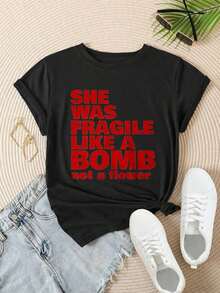 Camiseta Casual de Manga Corta para Mujer - "Ella Era Frágil Como Una Bomba, No Una Flor", Cuello Redondo, Top de Verano, Lavable a Máquina, Camisetas para Damas, Ropa Casual, Estilo Moderno, Ajuste Cómodo  
 -Blanco - Negro - Ver 2