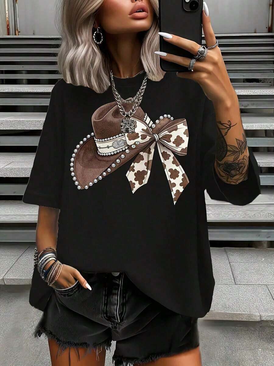 Women's Lightweight Short Sleeve Crew Neck T-Shirt - Stylish Bow Tie And Cowboy Hat Print, Soft Brown Casual Top, Suitable For Vacation Style And Everyday Wear In Spring And Summer. Women's T-Shirt, Comfortable Summer Clothing, Opaque Fabric, 100% Cotton, A Popular Choice. - 黑色 - 查看 1