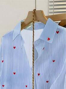 Blusa de mujer con cuello polo, estampado de corazones y rayas - Camisa casual de manga larga con botones, adecuada para uso diario en primavera, verano y otoño - Rayas azules - Ver 4