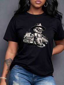 Personaje carismático con sombrero gafas bigote tatuajes junto a coche clásico simbolizando autoridad liderazgo puro y la leyenda 'El Jefe' Camiseta de mujer 100% algodón,maija mujer curvy. - Negro - Ver 1