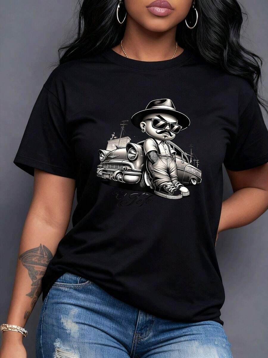 Personaje carismático con sombrero gafas bigote tatuajes junto a coche clásico simbolizando autoridad liderazgo puro y la leyenda 'El Jefe' Camiseta de mujer 100% algodón,maija mujer curvy. - Negro - Ver 1