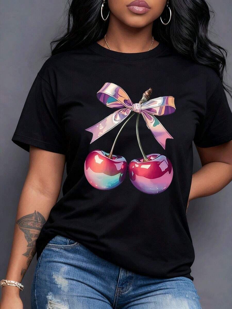 Two Bright Cherries With An Iridescent Ribbon Symbolizing Sweetness, Connection, And A Touch Of Modern Fantasy, Ideal For Expressing A Vibrant, Cheerful, And Very Original Feminine Personality. Women's T-Shirt, 100% Cotton, Maija Women's Curvy. - 黑色 - 查看 1