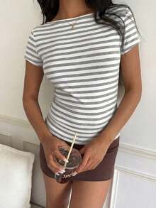 Camiseta de manga corta casual minimalista y sexy con hombros descubiertos a rayas rosa y gris, adecuada para primavera/verano.Las rayas rosa y gris te hacen ver talla grande blanca de piel. - Multicolor 4 - Ver 5