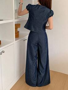 Conjunto casual de 2 piezas de camisa vaquera de manga corta con cuello redondo y lazo delantero, y pantalón vaquero de pierna recta para mujer - Azul lavado oscuro - Ver 3