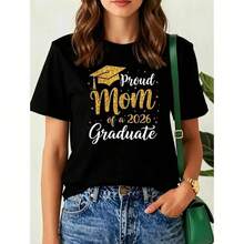 Camiseta de manga corta con cuello redondo para mujer, camiseta negra unisex para mamá graduada 2026 con estampado de gorra de graduación, diploma y letras brillantes, cómoda para todas las estaciones, regalos de graduación 2026. 93JN - Negro - Ver 1