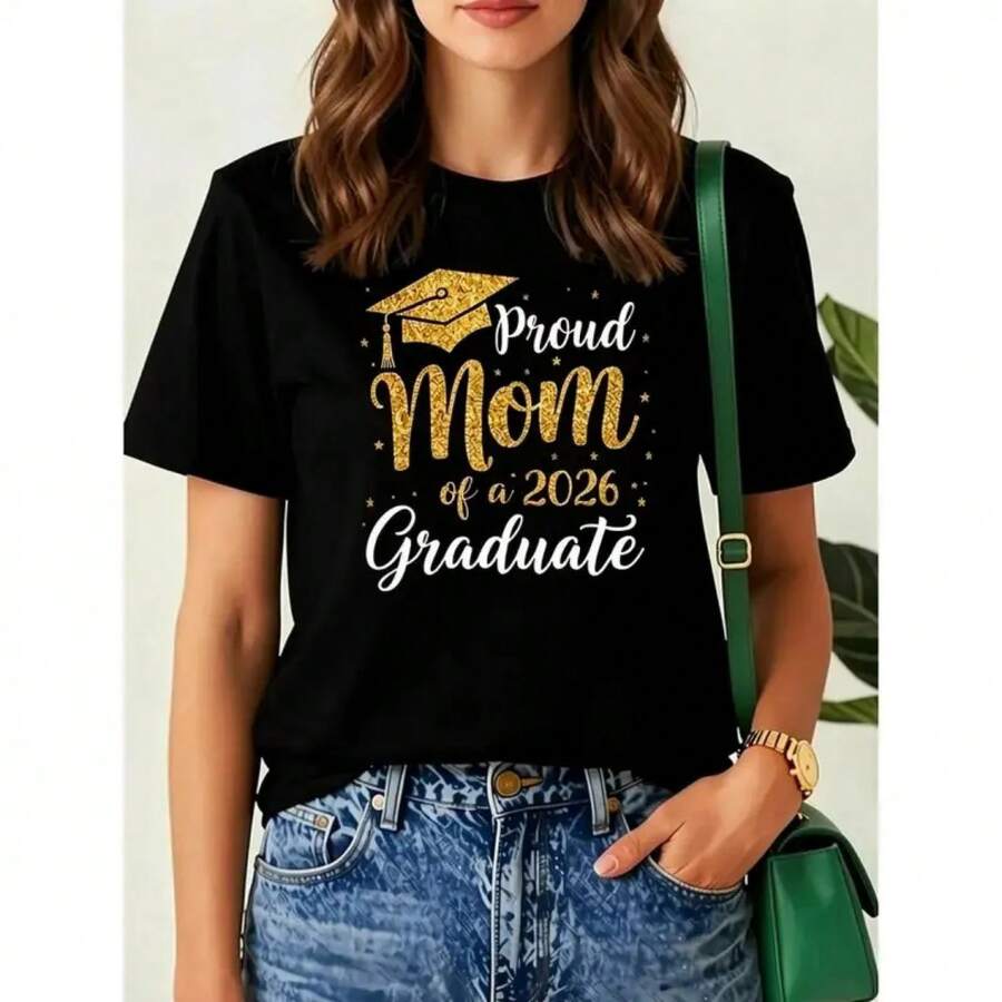 Camiseta de manga corta con cuello redondo para mujer, camiseta negra unisex para mamá graduada 2026 con estampado de gorra de graduación, diploma y letras brillantes, cómoda para todas las estaciones, regalos de graduación 2026. 93JN - Negro - Ver 1