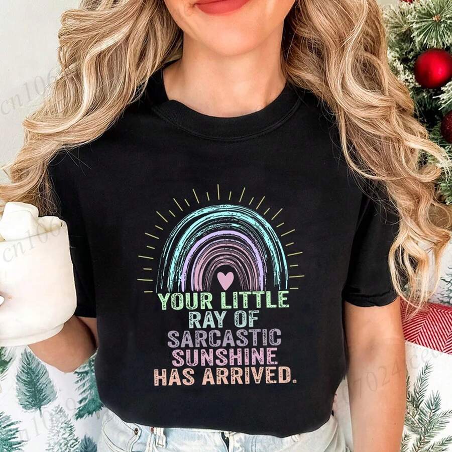 Camiseta Your Little Ray of Sarcastic Sunshine Has Arrd T1EE, camiseta sarcástica de moda, camiseta de mamá rara, ropa estética para mujer, camiseta de algodón suave de 220 g para hombres y mujeres, hecha de tela premium duradera y agradable para la piel con un tacto suave, adecuada para todas las formas corporales y para uso diario. Tops casuales ligeros y transpirables, conjuntos elegantes a juego para otoño, perfectos para la vida diaria, actividades al aire libre, viajes, vacaciones y diversas fiestas temáticas durante todo el año. - Negro - Ver 1