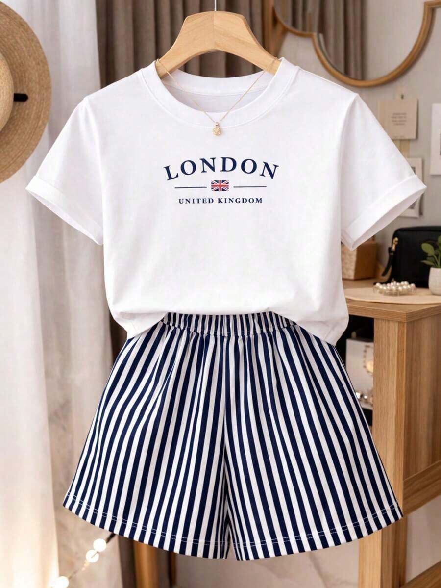 Una camiseta de manga corta para mujer con estilo retro americano, de corte holgado y con diseño estampado (los pantalones son solo para sugerencias de estilo). Esta pieza sencilla y elegante presenta un patrón de letras impresas con temática tropical, lo que la convierte en un elemento imprescindible para crear un look relajado de vacaciones, perfecto para ocasiones como el Día del Trabajo y el Día de la Independencia de México. - Blanco - Ver 1