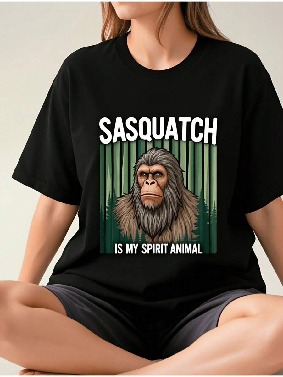 Camiseta Casual de Cuello Redondo para Mujer con Estampado de Sasquatch, Diseño Divertido del Bosque, Camiseta Negra de Poliéster para Uso Diario y Aventuras al Aire Libre - Negro - Ver 1