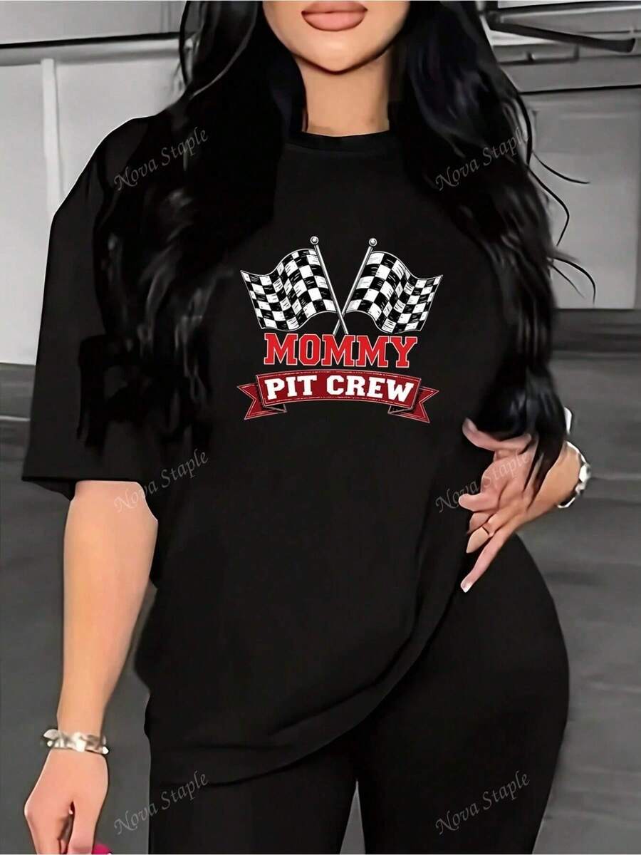 Diseño de Banderas a Cuadros con Texto MOMMY PIT CREW + Negro - Gráfico de Estilo Casual Simple - Camiseta 100% PureT-Shirt - Suave y Cómoda, Cuello Redondo, Manga Corta, Top de Moda Urbana para Todas las Temporadas, Ropa Casual de Calle| Camiseta de Cuello Redondo Y2k - Blanco - Ver 1