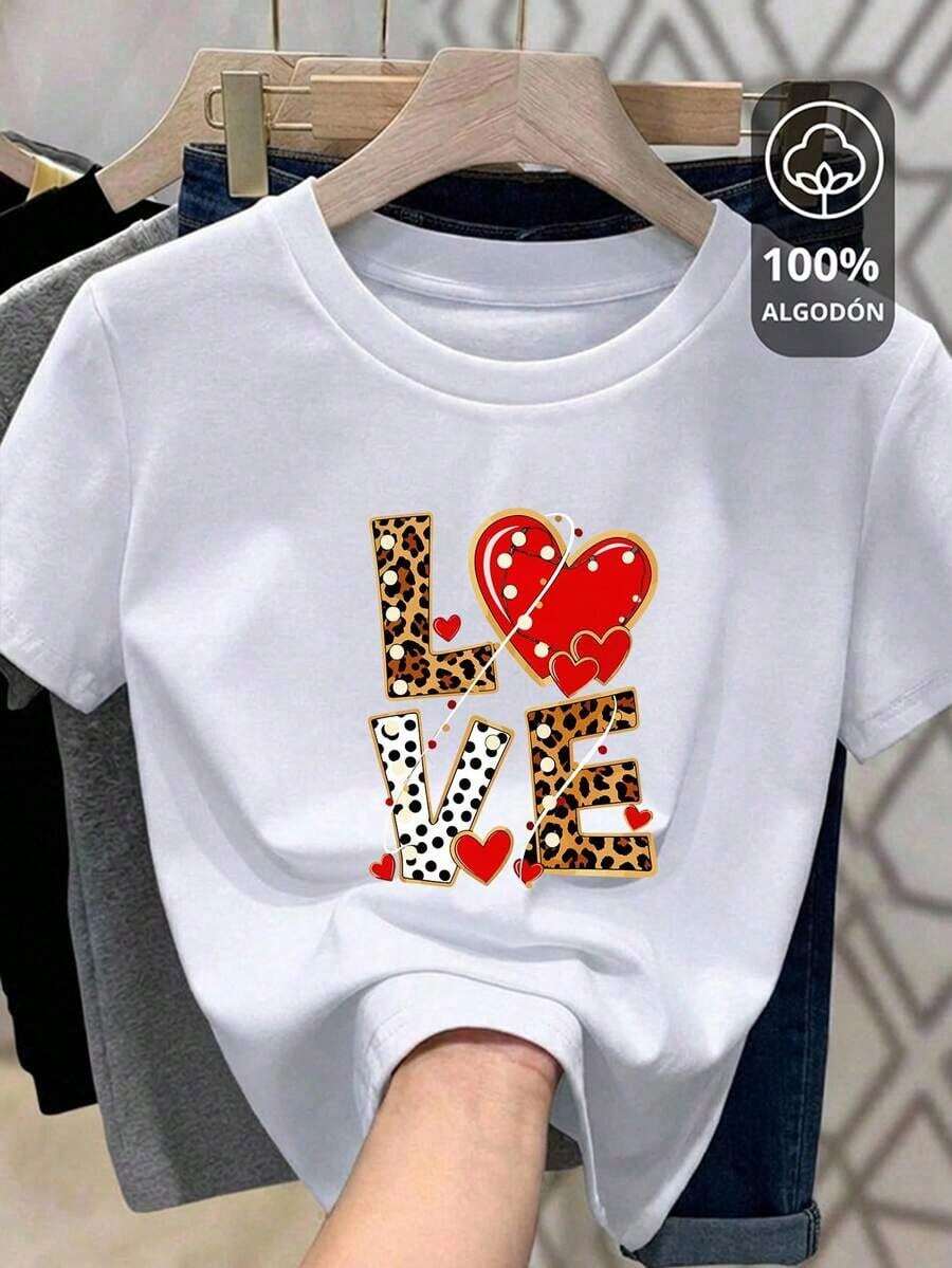 Camiseta para mujer de 100% algodón con cuello redondo y manga corta con diseño estampado de letras formando la palabra LOVE rellenas de textura estilo Animal Print y Corazón, tela suave y cómoda, Festividades100% Cotton - Blanco - Ver 1