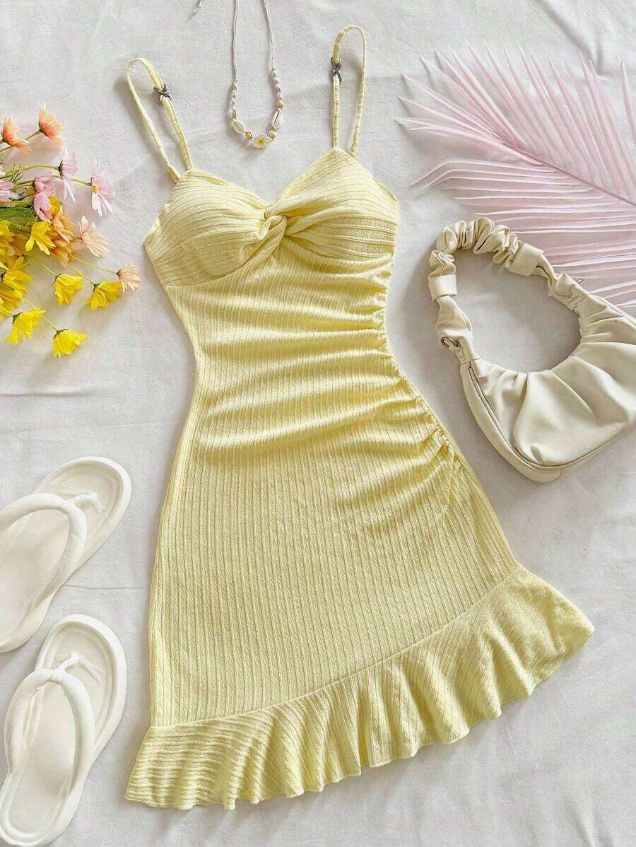 Vestido mini ajustado con cintura ceñida, bajo con volantes y giro asimétrico en el pecho, tejido en rojo, adecuado para vacaciones, citas, té de la tarde, vacaciones, festivales de música, estilo bohemio - Amarillo - Ver 1