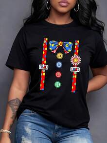 Bright Blue Bow Tie With Yellow And Red Polka Dots, Multicolored Buttons In A Row, Festive Polka Dot Suspenders, And A Pink Flower On The Side For A Fun And Whimsical Look. Women's T-Shirt, 100% Cotton, Maija Women's Curvy. - 黑色 - 查看 7