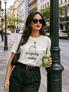 1 pieza Camiseta "It's Giving Wifey" – Camiseta para Futura Novia, Atuendo, Regalo para Despedida de Soltera, Top Estético para Novia, Atuendos de Verano para Mujer, Atuendos de Vacaciones para Mujer, Elegantes, 180g 100% Algodón - Blanco - Ver 3