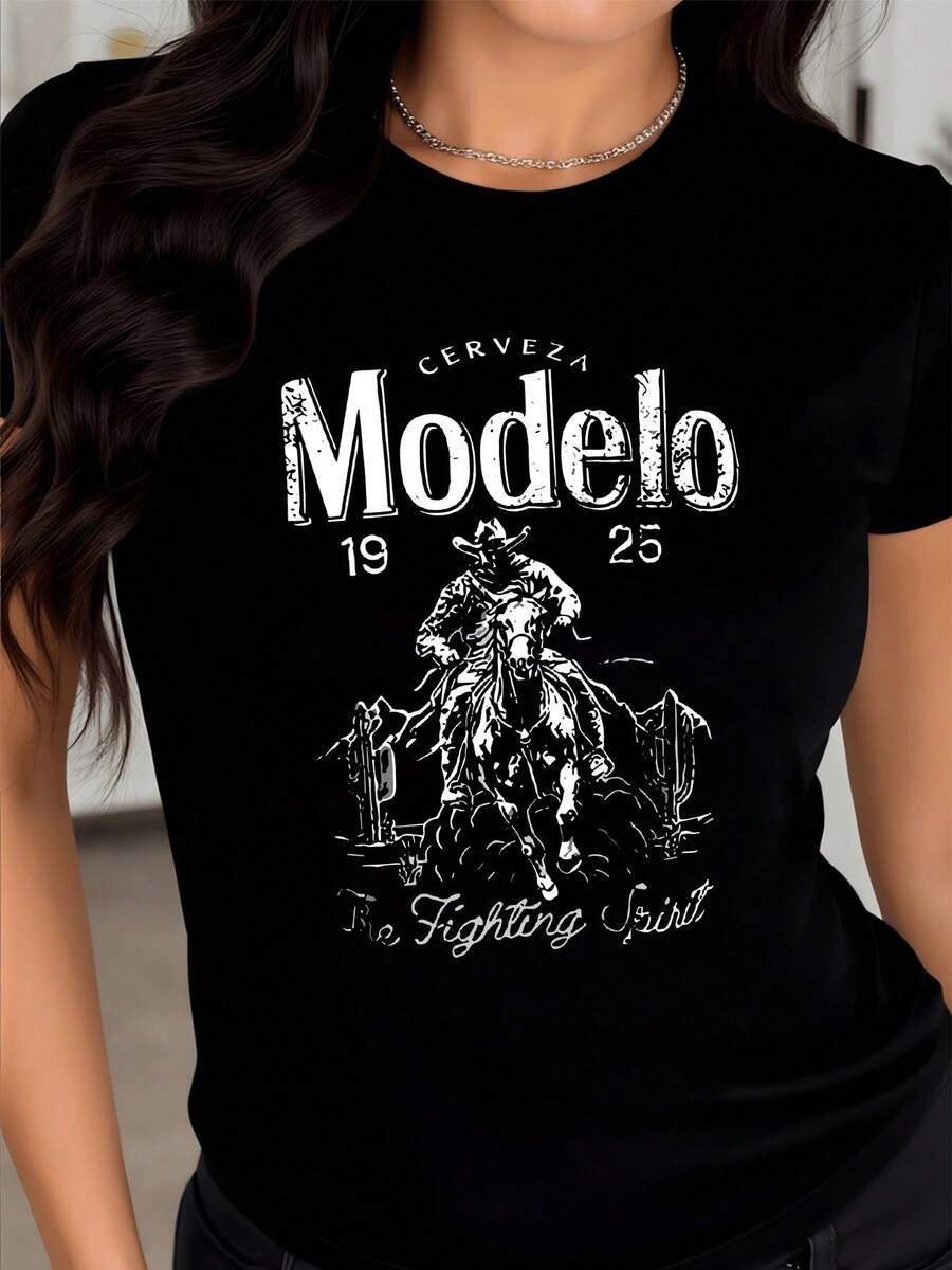 Jinete valiente cabalgando entre el polvo y los cactus representando la fuerza interior y el espíritu libre de quien enfrenta la vida con determinación camiseta de mujer moderna casual para uso diario - Negro - Ver 1