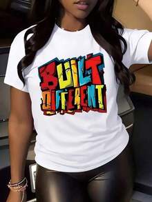 Camiseta de manga corta para mujer, de corte holgado, negra y estampada, con el llamativo eslogan "Built Different" - Top casual de cuello redondo y manga corta, de tela cómoda y transpirable, ideal tanto para uso motivacional como casual, imprescindible para combinar en todas las estaciones (lavable a máquina) - Corte en H semitransparente, diseño de letras en bloques de colores brillantes, corte holgado adecuado para mujeres, patrón geométrico, longitud regular, mangas rectas, sin relleno, estilo pullover, adecuada para todas las estaciones, camiseta de mujer, camiseta de manga corta para mujer, camiseta de 180g 100% algodón, estilo casual. - Blanco - Ver 7
