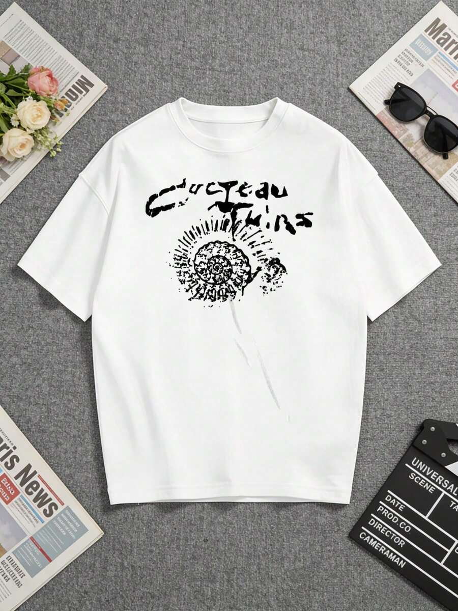 Camiseta blanca con un llamativo estampado de "Culteau Twins". Perfecto para uso casual o como un regalo único para amantes de la música y entusiastas de la moda. Una camiseta de manga corta adecuada para el hogar, el uso diario, fiestas y viajes-ideal como regalo para amigos o familiares. - Blanco - Ver 1