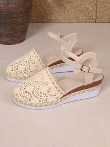 Giày sandal đế xuồng móc họa tiết hoa phong cách Boho, sandal bít mũi có quai điều chỉnh được. - Màu be - Xem 9