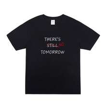 Camiseta juvenil de estilo europeo y americano, de manga corta, corte holgado, con estampado de letras inspirado en la película parodia de estilo americano "Tomorrow". - Camisa negra de manga corta - Ver 1