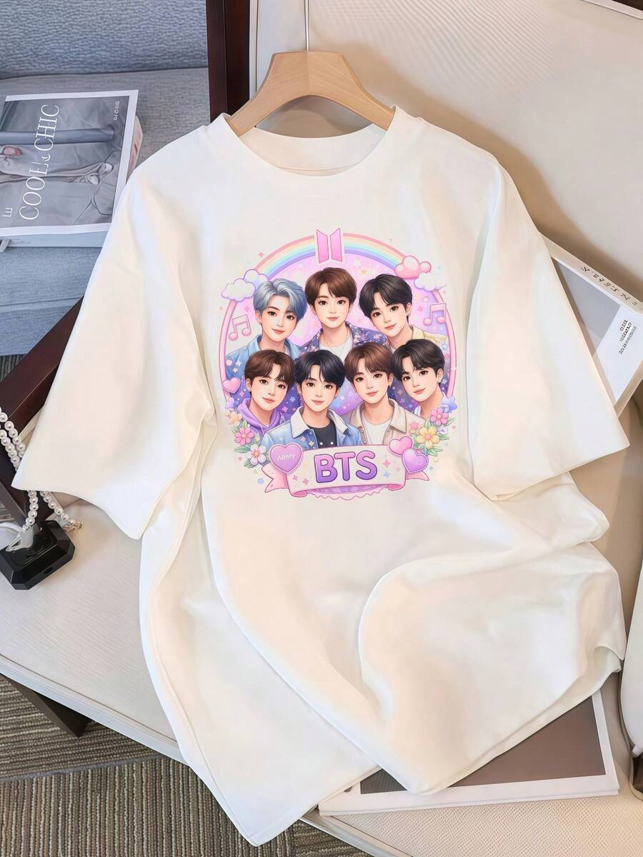 2026 T-shirt, BTS21 regnbågstecknad grafik T-shirt, avslappnad oversized T-shirt för ARMY-fans, Retro Bootleg Style K-Pop Idol oversized T-shirt, Vintage grafiskt tryck T-shirt, Avslappnad kortärmad topp, Fan Merchandise, Svart Streetwear T-shirt för fans, Vintage K-Pop Star grafisk T-shirt, Kortärmad oversized T-shirt med retro blixttryck, Avslappnad svart rund halsad topp, Streetwear Style Idol fangåva, Bekväm lös passform T-shirt i bomullsblandning för kvinnor och män. - Vitt - Visa 1