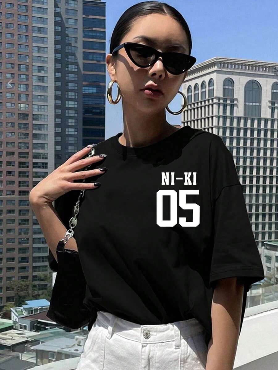 Camiseta gráfica NI-KI 05 para mujer - con estampado de letras, cuello redondo, manga corta, top casual, ligera, para verano y primavera, para atuendos cotidianos y formales, moda de primavera, diseño Y2k, material transpirable, camiseta estampada, para amantes de la moda. - Blanco - Ver 1