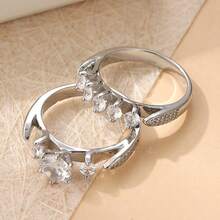 Bộ nhẫn đôi, kết hợp nhẫn chính và nhẫn phụ, mang vẻ đẹp tối giản thanh lịch, thể hiện phong cách kín đáo nhưng đa năng. - Bạc - Xem 4