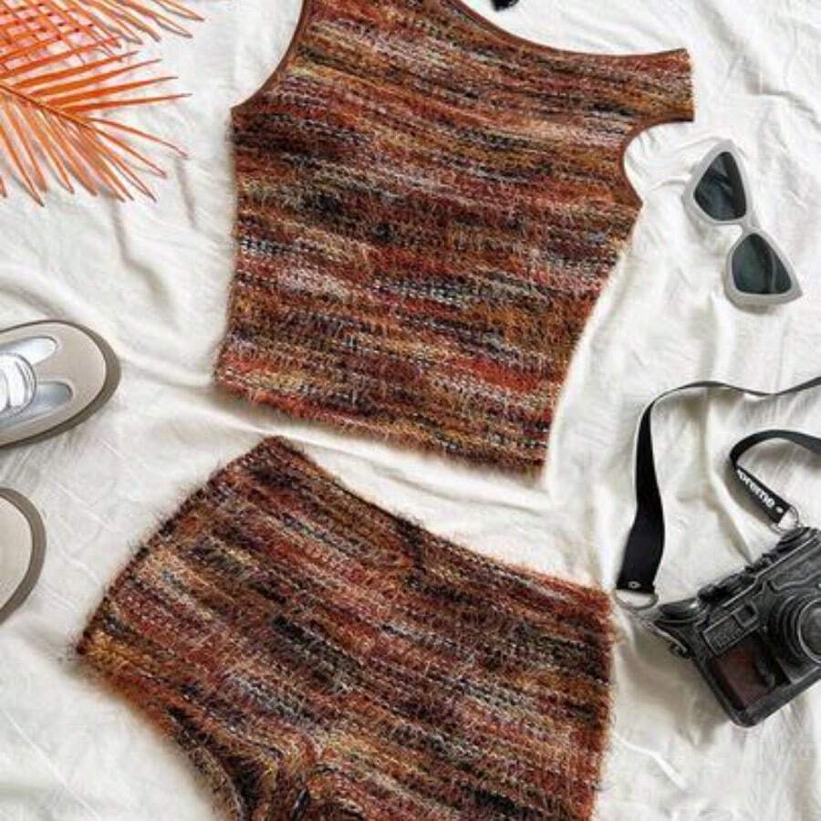 x Eduarda Gutierrez Conjunto de 2 piezas para mujer con top corto de punto a rayas y shorts ajustados de tiro súper bajo, atuendo adecuado para vacaciones, fiestas, Navidad, San Valentín, citas, playa, crucero, carnaval, Pascua, Año Nuevo Chino - Marrón - Ver 1