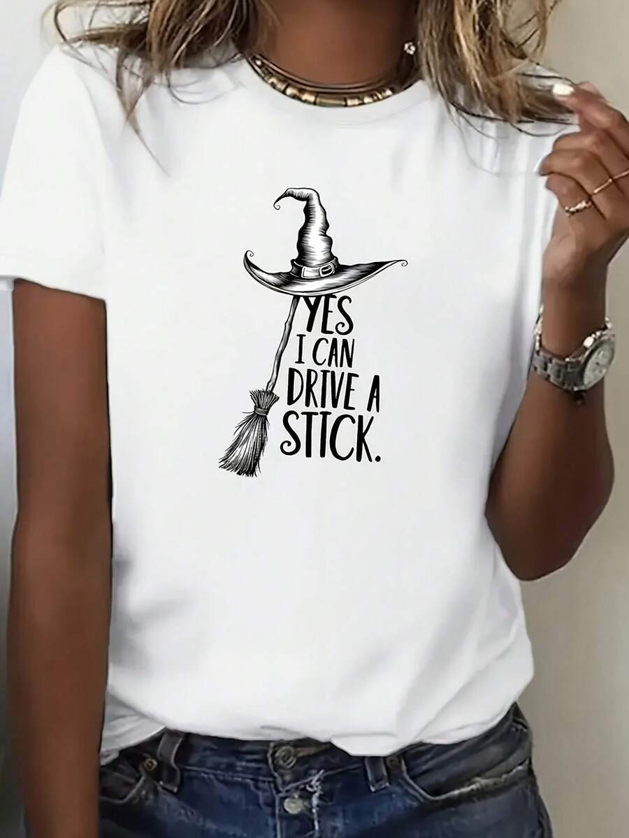 La camisa blanca de manga corta está estampada con un sombrero de bruja, una escoba y palabras, mostrando un estilo único e interesante con un fuerte sentido de la moda.Camiseta Y2k - Blanco - Ver 1