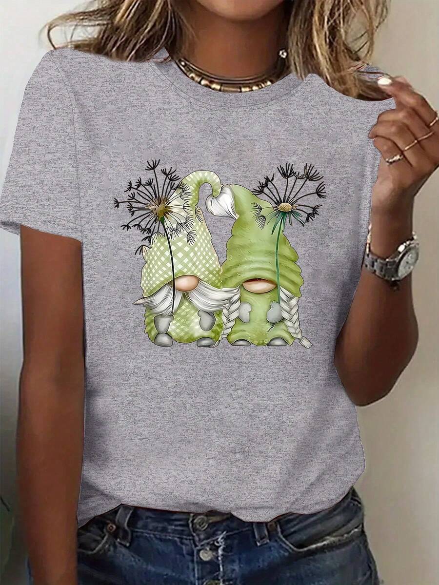 Plus Size Women's T-Shirt With A Print Of Two Cartoon Gnomes Wearing Green Hats And White Beards, Adorned With Dandelion Letter Prints On The Hats. Plus Size, Crew Neck. - 灰色 - 查看 1
