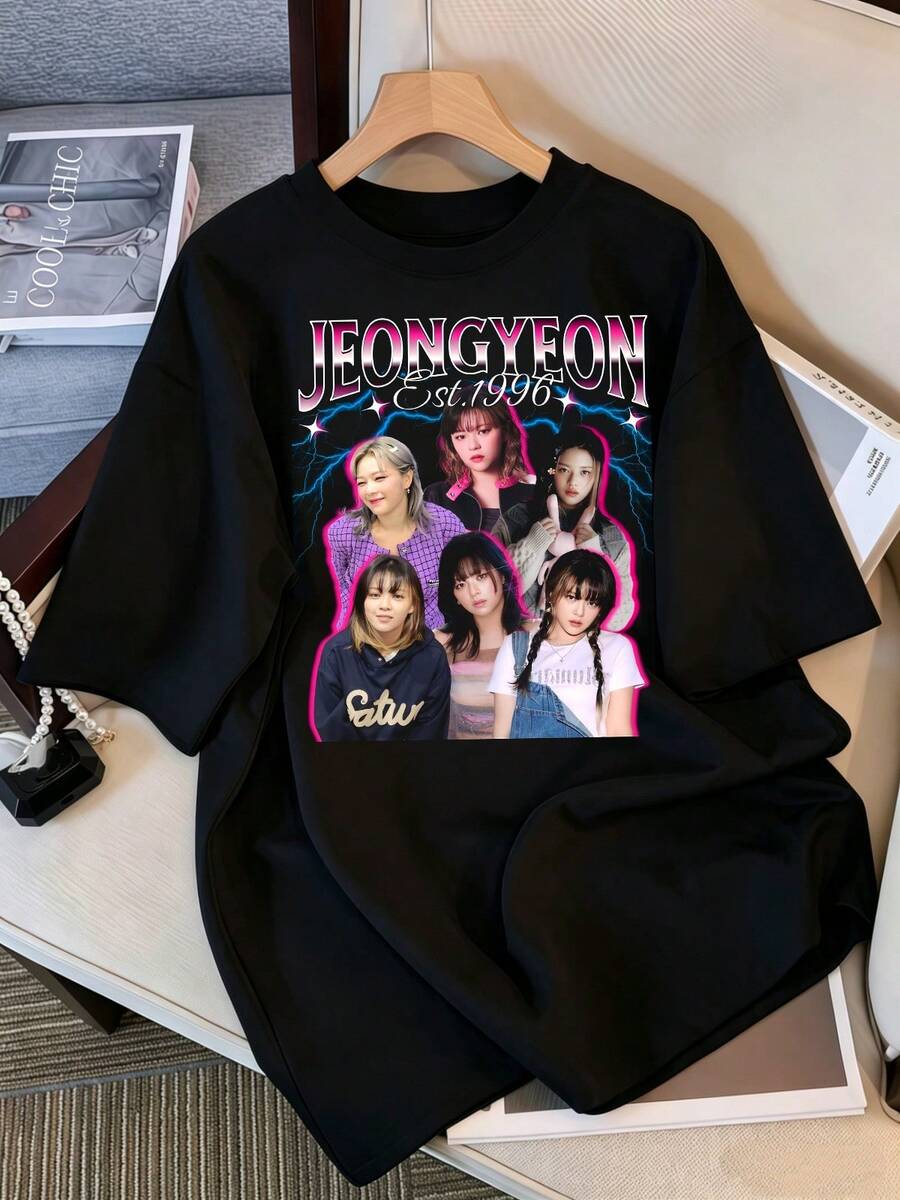 2026 T-Shirt, Vintage Graphic TWICE JEONGYEON T-Shirt, Oversized Casual T-Shirt For K-Pop Fans, Retro Streetwear Top 1996, Retro K-Pop Idol Bootleg Style Oversized T-Shirt, Vintage Graphic Print T-Shirt, Loose Casual Short-Sleeved Top, K-Pop Fan Merchandise, Black Streetwear T-Shirt For Fans, Vintage Graphic K-Pop Star T-Shirt, Oversized Short-Sleeved T-Shirt With Retro Letter Print, Casual Black Crew Neck Top, Gift For Streetwear Style Idol Fans, Comfortable Loose-Fit Cotton Blend T-Shirt For Women And Men. - Black - View 1