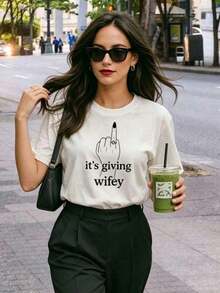 1 pieza Camiseta "It's Giving Wifey" – Camiseta para Futura Novia, Atuendo, Regalo para Despedida de Soltera, Top Estético para Novia, Atuendos de Verano para Mujer, Atuendos de Vacaciones para Mujer, Elegantes, 180g 100% Algodón - Blanco - Ver 7
