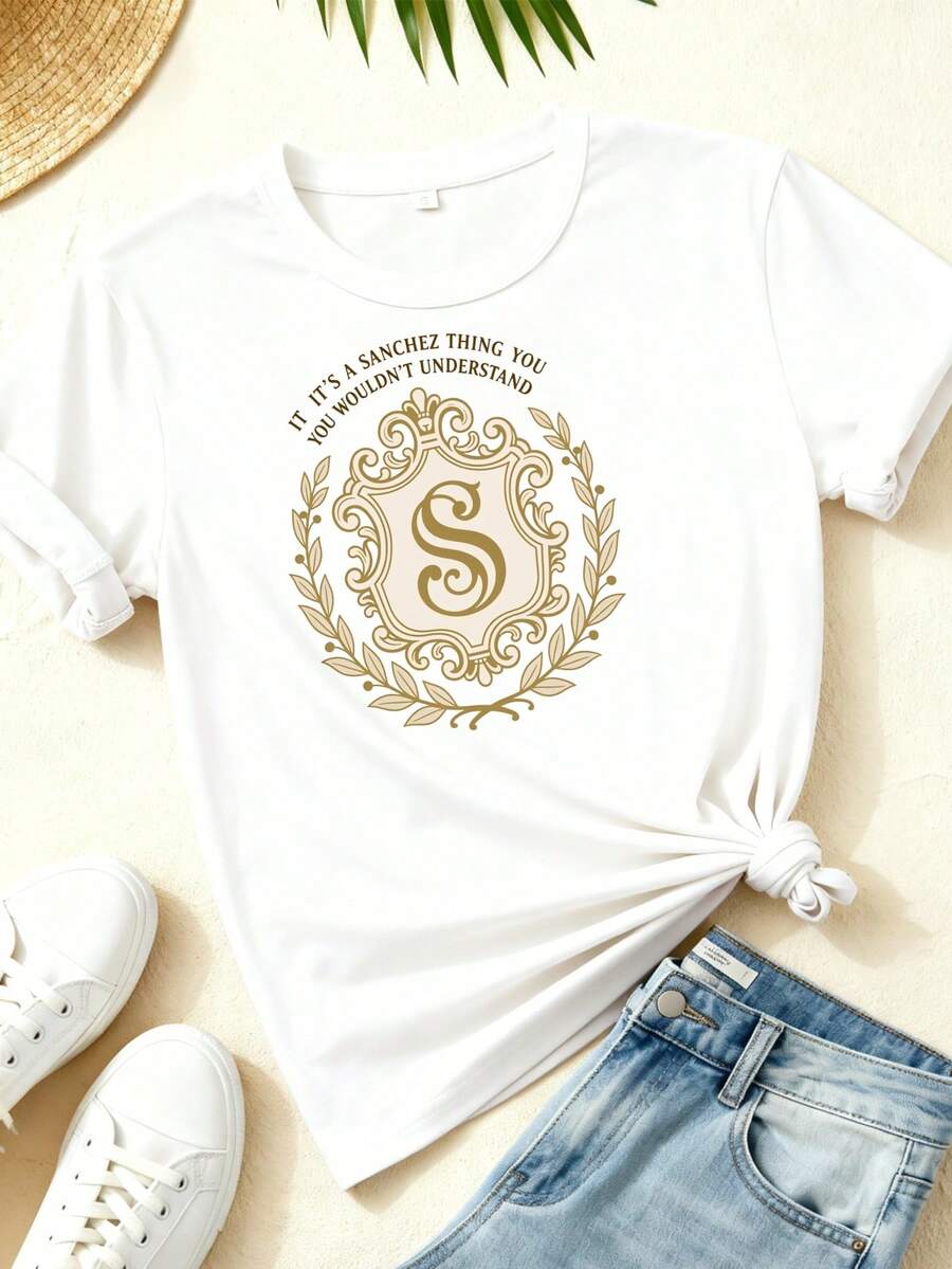 Esta camiseta de cuello tulación de manga corta de mujer en blanco y negro es una camiseta de verano casual hecha de tela suave y transpirable. Cuenta con un monograma elegante y es lo suficientemente versátil para casa, vies y