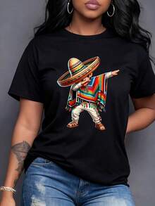 La vibrante figura folclórica con sombrero y sarape colorido simboliza alegría cultural y celebración festiva. Esta Camiseta de mujer 100% algodón representa la pasión y felicidad uniendo tradición y modernidad en tu guardarropa.,maija mujer curvy. - Negro - Ver 7