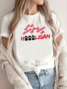 Camiseta holgada de cuello redondo con diseño sencillo y versátil, con un patrón de temática HOOLIGAN que presenta un estilo de contraste dulce y moderno, una camiseta de algodón de moda para mujer de primavera/verano. - Blanco - Ver 1