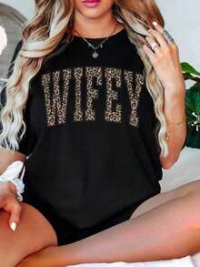 1 Piece Oversized Leopard Wifey T-Shirt, Varsity Wifey T-Shirt, Gift For The Bride, Gift For The Bachelorette Party, Newlywed T-Shirt, Bride T-Shirt, Wife T-Shirt, 180g, 100% Soft Cotton. - 黑色 - 查看 1