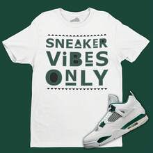 Camiseta Sneaker Vibes Only a juego con Airs Jordans 4 Verde oxidado - forma - Ver 1