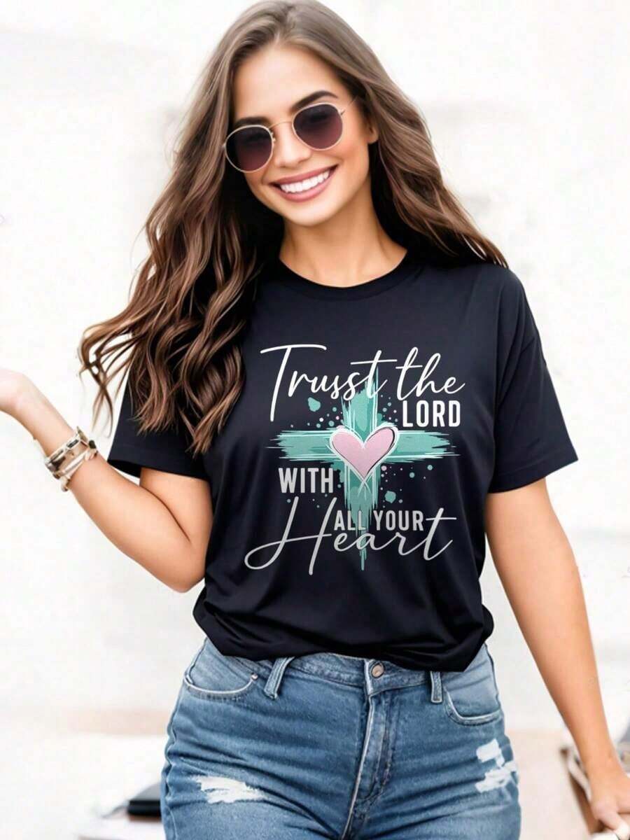 One Women's Oversized T-Shirt With An Inspirational Cross And Heart Design, Featuring The Bible Verse "Trust In The Lord With All Your Heart." This Oversized T-Shirt Is Perfect For Parties Or As A Gift. Soft And Comfortable, 180g, 100% Cotton, With Fully Printed Designs. Unisex. - 黑色 - 查看 1
